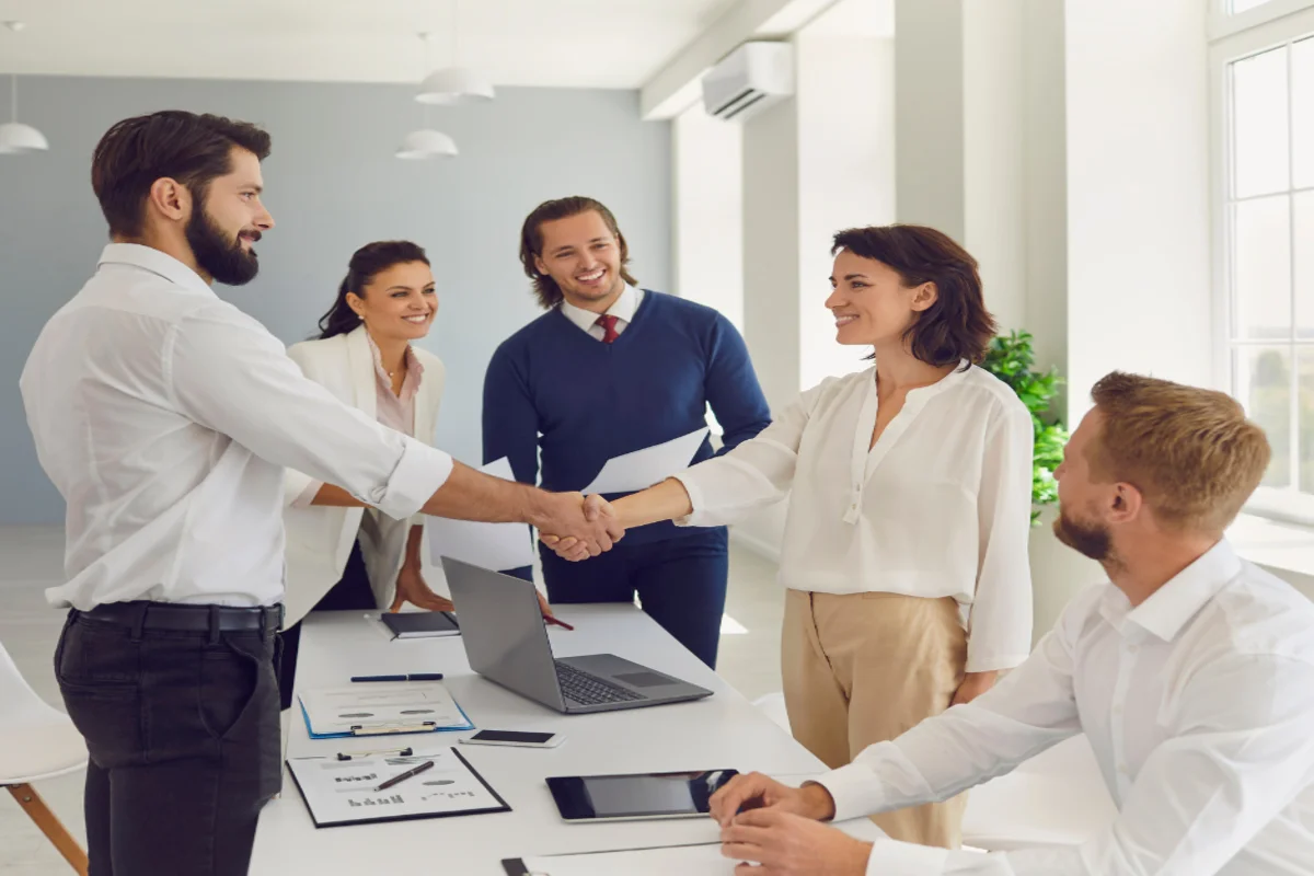 Pessoas em uma reunião de negócios, com um gráfico no fundo