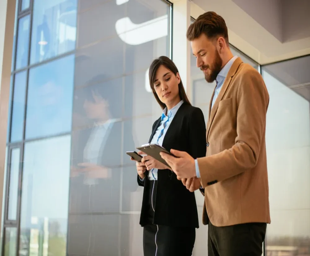 Equipe de negócios colaborando em um café