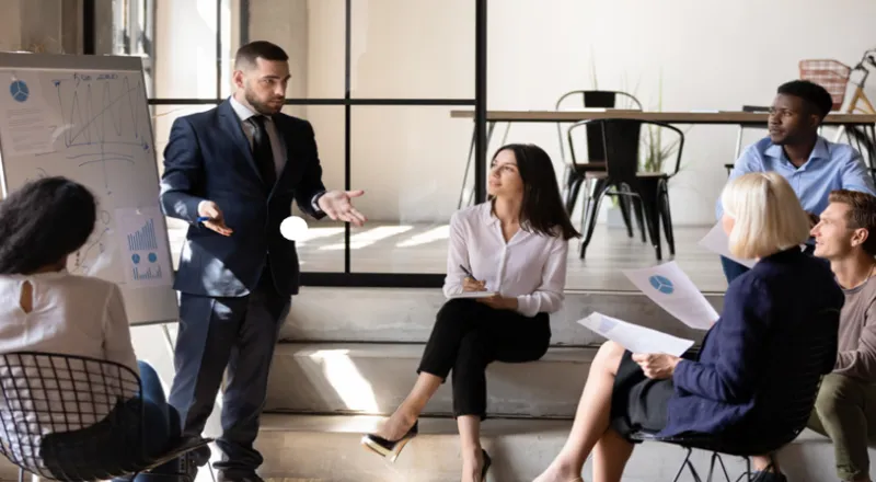 Pessoas recebendo assessoria